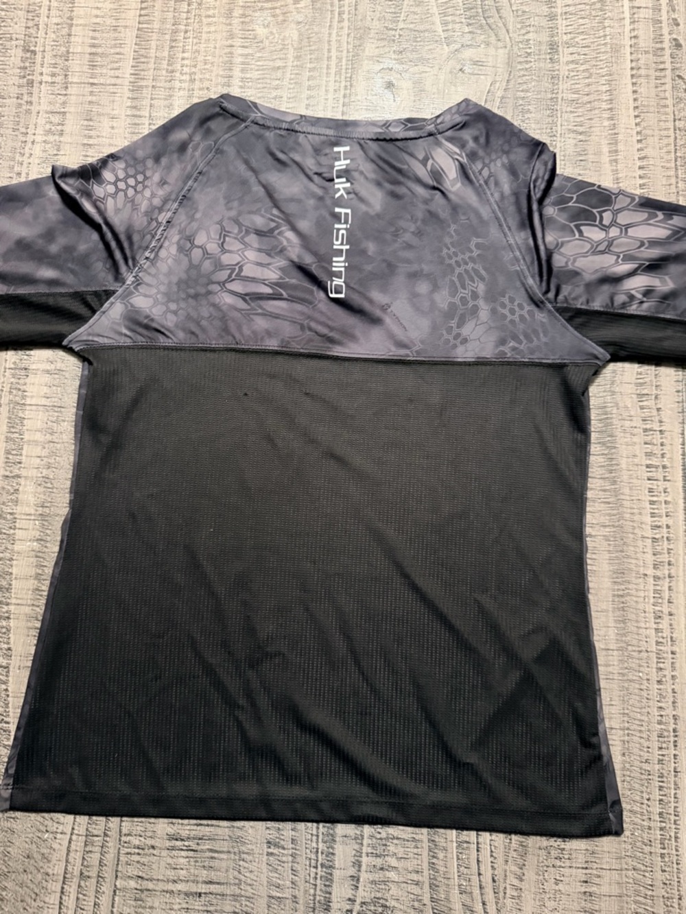 Huk Performance Fishing Black Charcoal Camo V-Neck Fishing Shirt - Picture 8 of 9